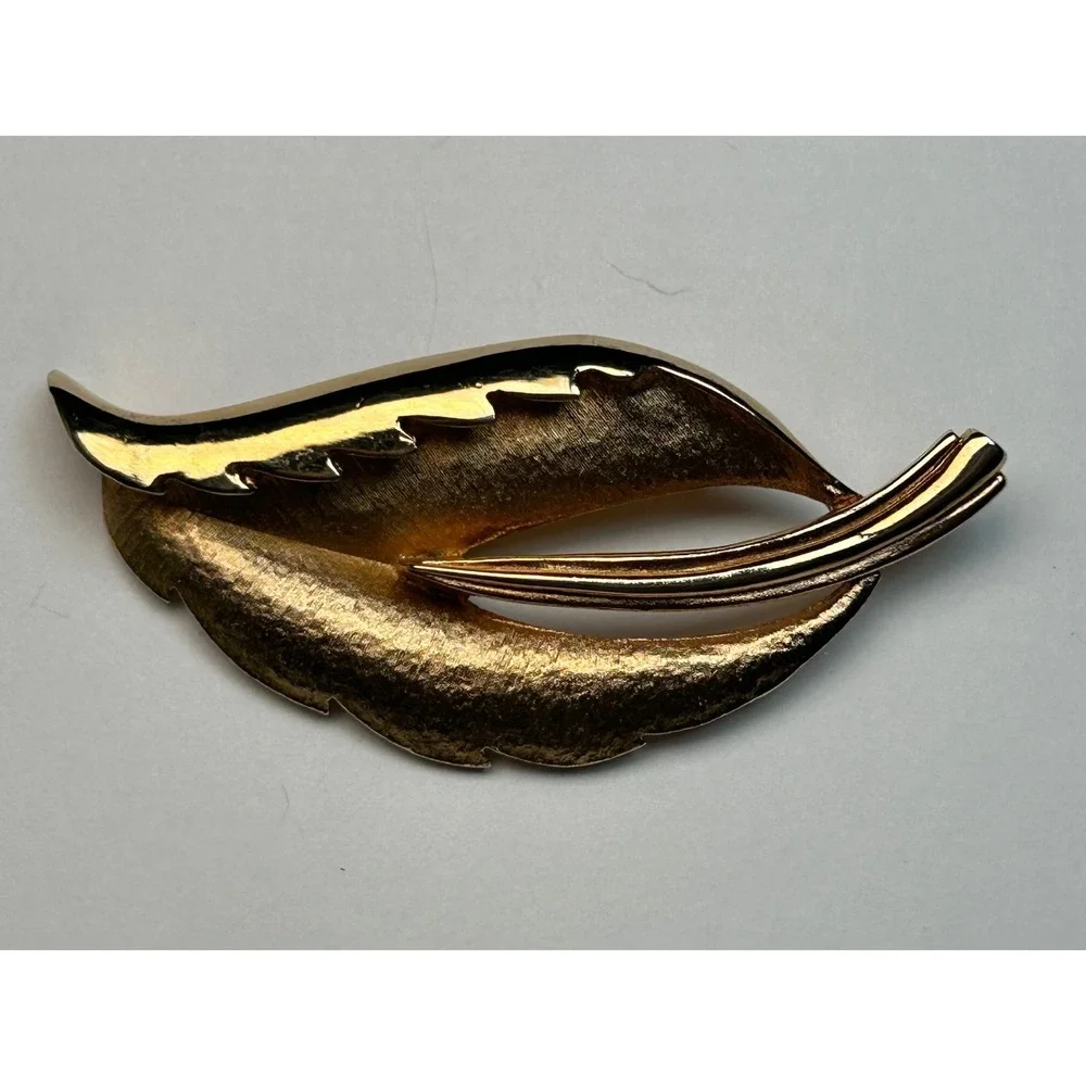 Vintage Gold Tone Leaf Pin Brooch Elegant Nature Inspired Jewelry Accent